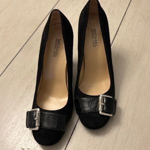 MICHAEL KORS SZ 9 1/2 BLACK HEELS